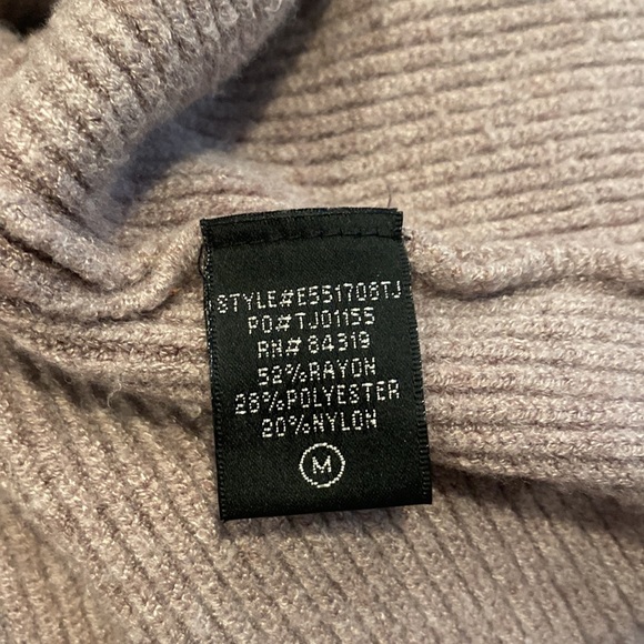 Lavender scallop trim Cyrus sweater medium - Picture 5 of 5